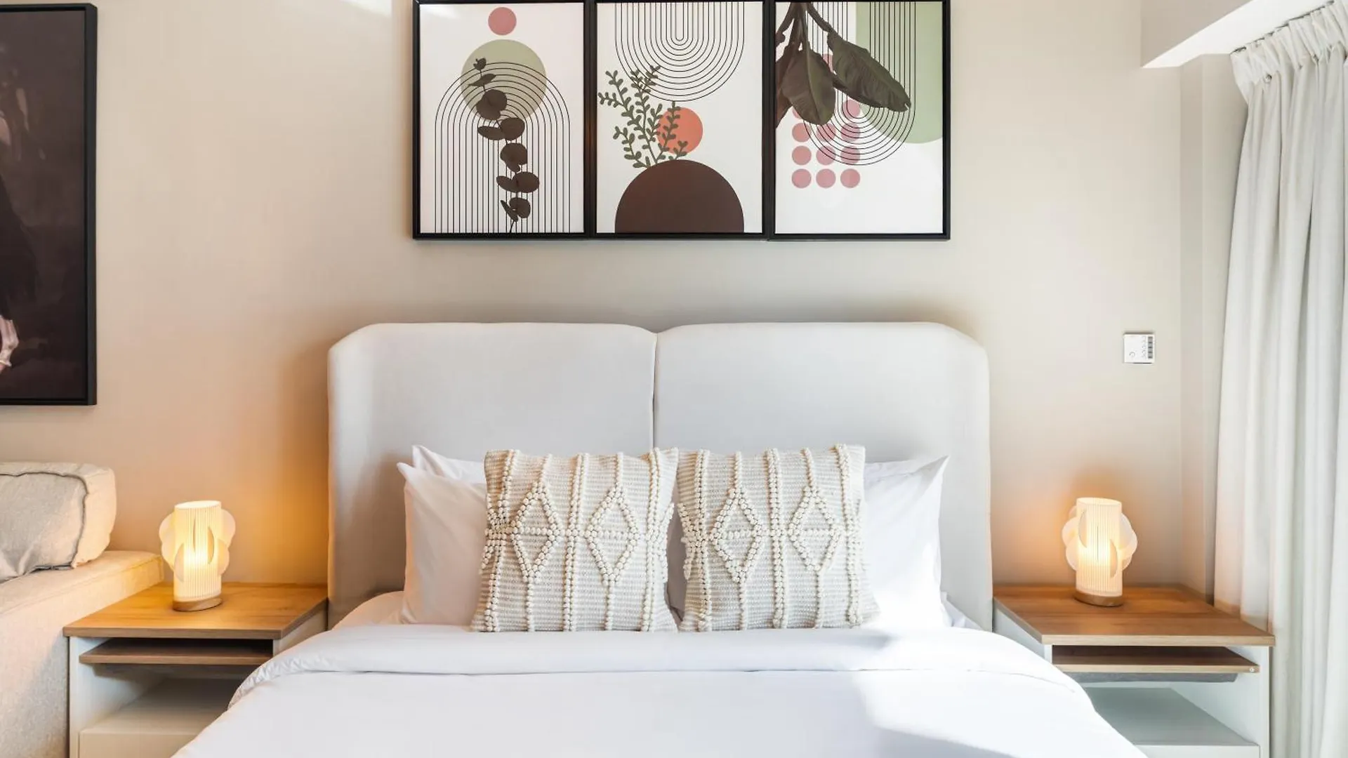 Modern Studio Apartment In Goldcrest Views Dubai